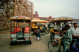 1997;-Asia;-Auto-rickshaws;-Bamboo-scaffolding;-Crowd;-Cycle-rickshaw;-Cycle-rickshaws;-Daily-life;-Delhi;-Domed-towers;-Everyday-life;-India;-Kaleidos;-Kaleidos-images;-La-parole-à-limage;-Lal-Qila;-Monument;-Mughal;-Mughal-architecture;-Mughal-Empire;-North-India;-Octagon;-Old-Delhi;-Ramparts;-Red-Fort;-Red-Fort-Complex;-Red-sandstone;-Shah-Jahan;-Shahjahanabad;-Stories-Pictures;-Street;-Tarek-Charara;-Taxis;-Traffic;-Transport;-Travel;-UNESCO;-UNESCO-World-Heritage-Site;-Walls;-World-Heritage